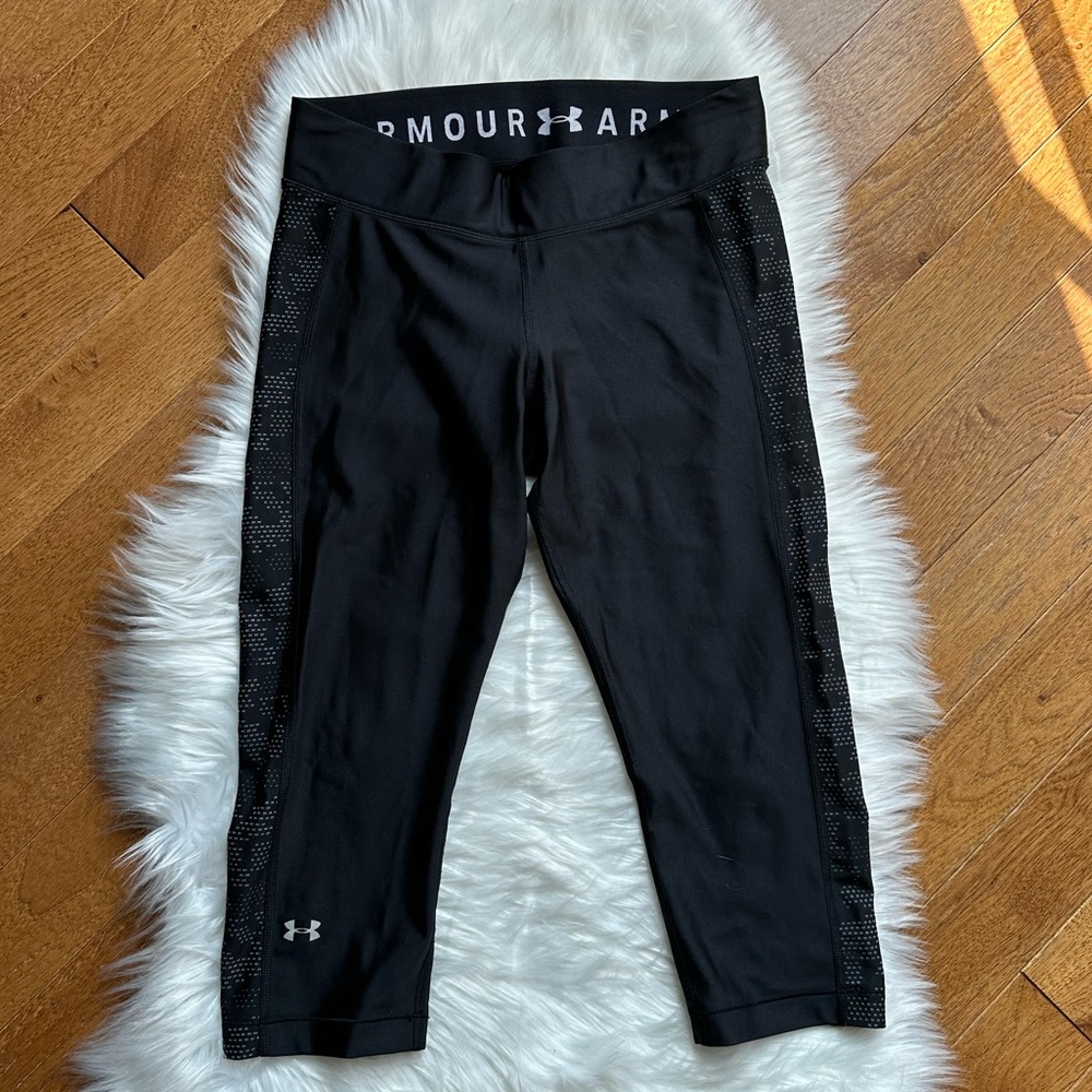 EUC Under Armour HeatGear Midrise Black Capri Leggings
